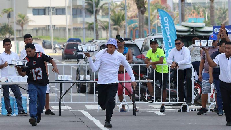 Inician las Fiestas de Santa Ana en Boca del Río con la tradicional carrera de meseros